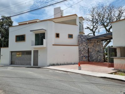 Venta de Lujosa Casa | Recién Terminada | Zona Plaza Faro