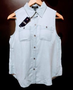 Blusa Sin Mangas Tipo Chaleco - Tipo Mezclilla Azul Cielo - Con Botones y Bolsas al Frente - Talla Chica