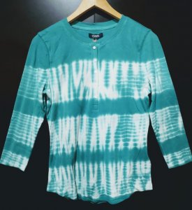 Blusa Teñida de Manga Larga y Cuello Redondo con Botones - Color Verde - Talla Mediana