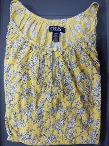 Blusa de Mujer con Manga Corta - Color Amarillo y Estampado Floreado - Talla Chica